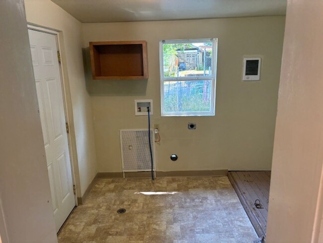 Building Photo - Backhouse with Private Yard