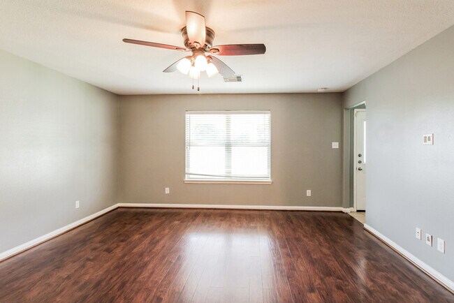 Building Photo - 2107 Golden Topaz Dr