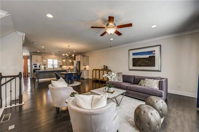 Foto del edificio - 823 Stone Ridge Ln NE