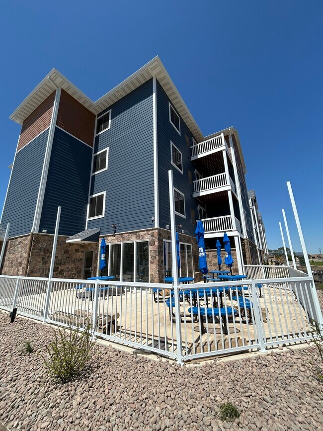 Foto del edificio - Falcon Ridge Apartments
