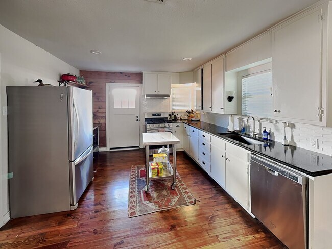 Foto del edificio - Updated & Modern Home Built in 1940's this is a must see! Hidden Gem! FREE MONTHS RENT WITH MOVE ...