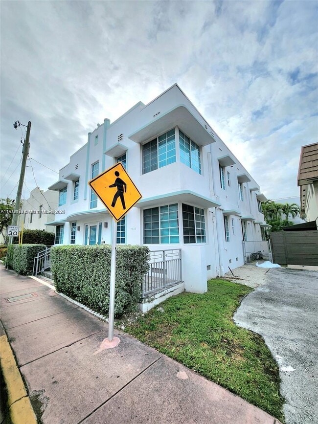 Building Photo - 7936 Harding Ave