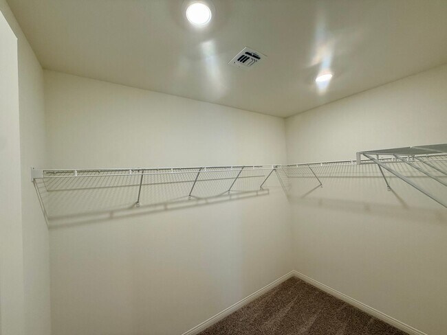 Foto del edificio - Modern 3BR Home - Prime Location