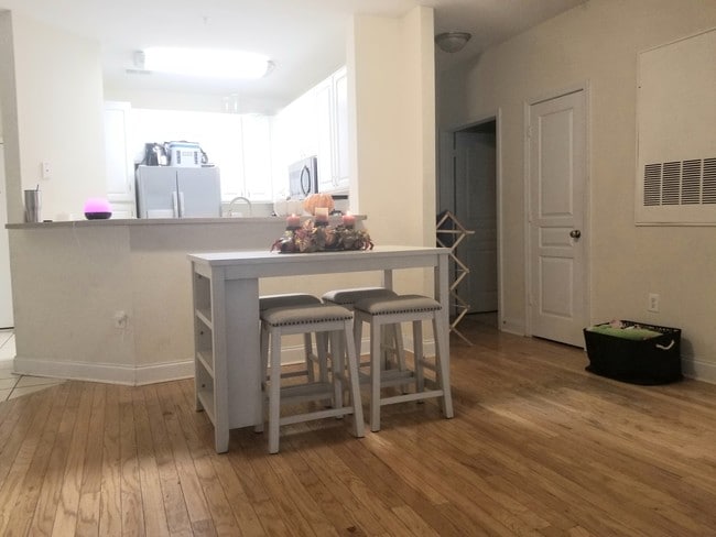 Building Photo - 2021 Basildon Rd