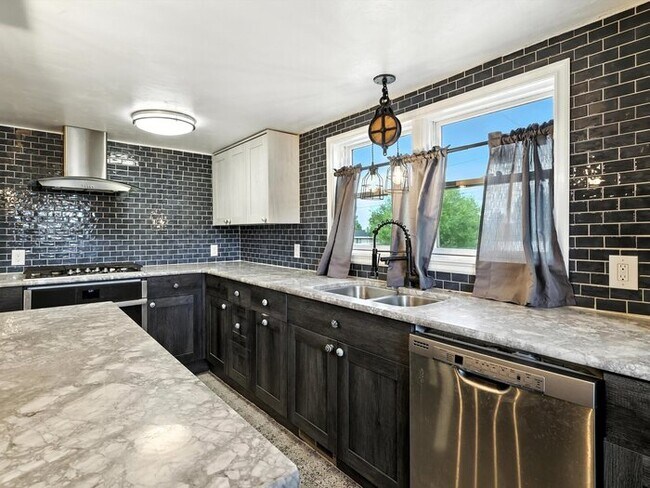 Foto del edificio - 2402 W 17th St
