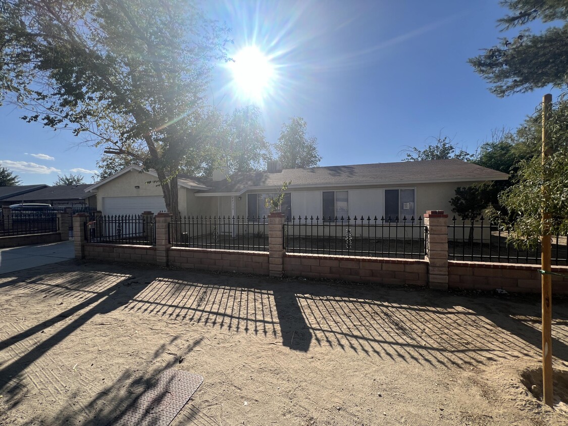 Primary Photo - 40315 St E
