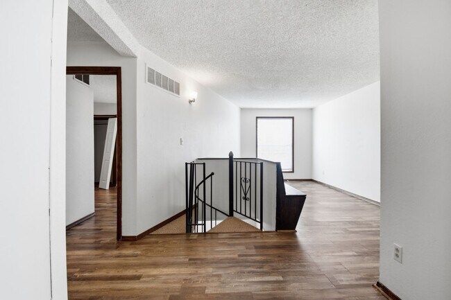 Foto del edificio - Newly Remodeled Duplex in Grove | Immediate Move In