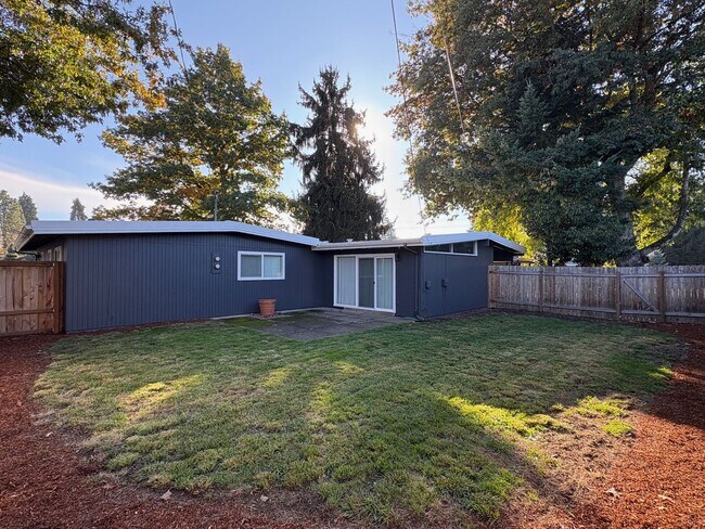 Building Photo - Beautifully updated 2 bedroom 1 bath duple...