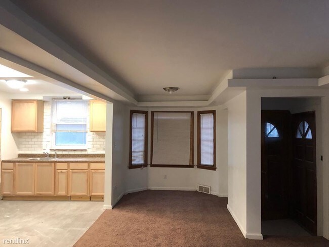 Building Photo - 3 br, 1.5 bath House - 4242 E Outer Dr