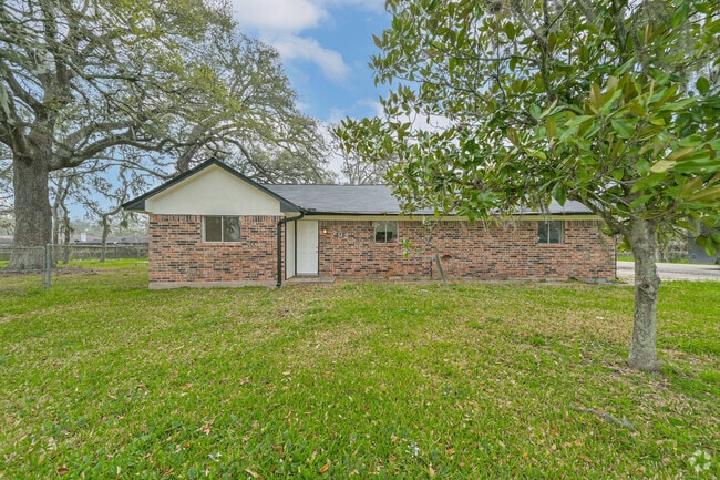 Building Photo - 202 Lakewood Dr