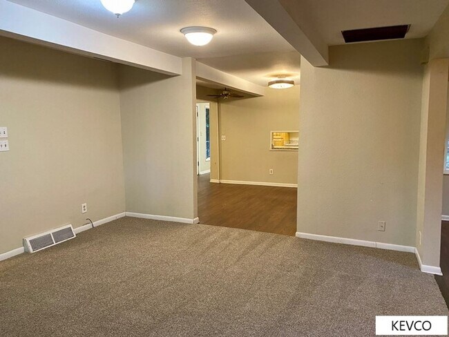 Foto del edificio - Huge House East of College Ave