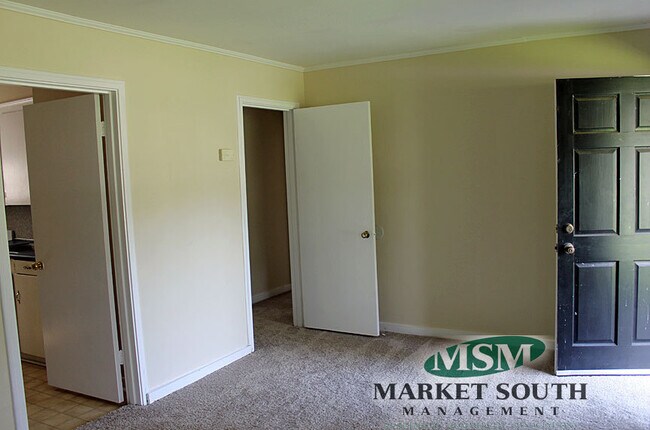 Building Photo - ~APPLICATION PENDING~GREAT NEIGHBORHOOD!  ...