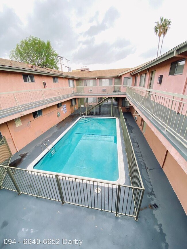 Foto del edificio - 6640-6652 Darby Ave