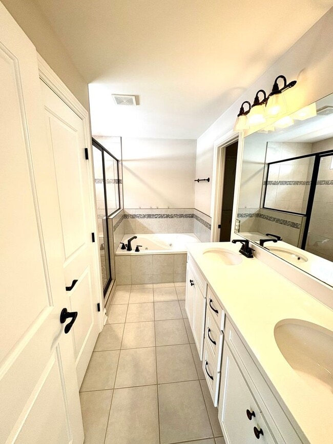 Building Photo - Beautiful 3 bedroom, 2.5 bath in South Nas...