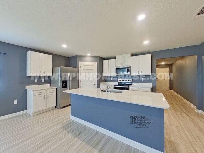 Building Photo - Spacious 5-Bed/3-Bath in Silver Lake Village | Pet Friendly!