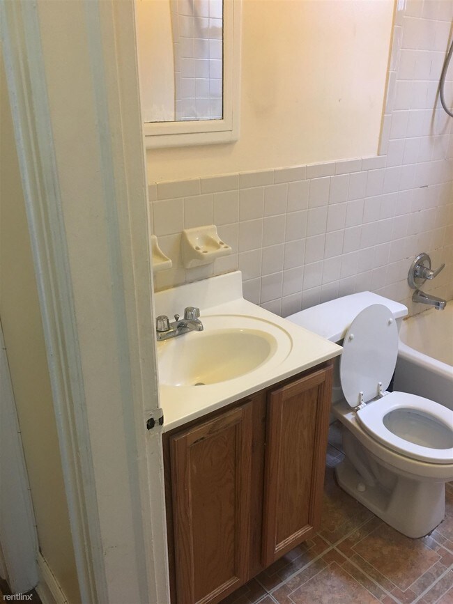 Building Photo - 1 br, 1 bath  - 7105 Metropolitan Ave