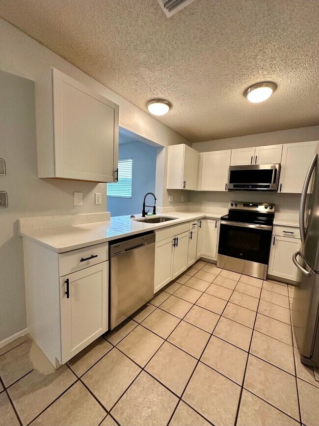 Foto del edificio - 3 bedroom 2 bathroom house fully fenced in...