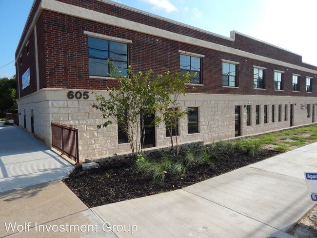 Building Photo - 605 E University Ave