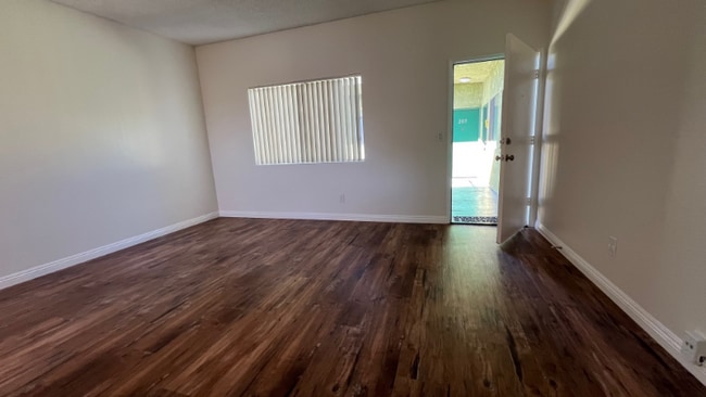 Foto del edificio - 7424 Radford Ave