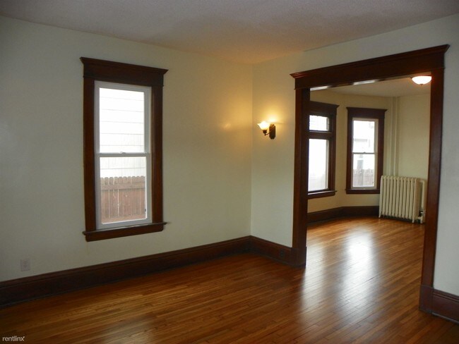Building Photo - 4 br, 1.5 bath House - 990 Aurora Avenue
