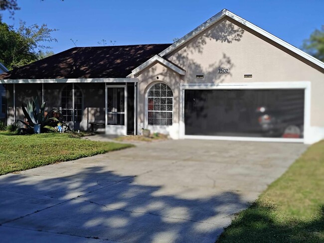 retractable screen - 2502 Loch Ness Ct