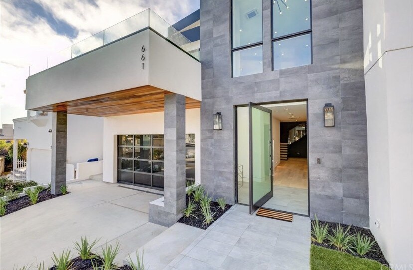 Entrance - 661 25th St