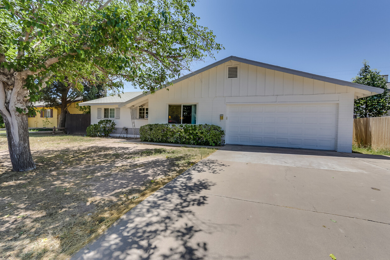 Foto principal - COMPLETELY REMODELED HOME WITH POOL LOCATE...