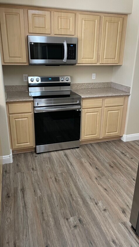 Foto principal - 8000 Badura Ave