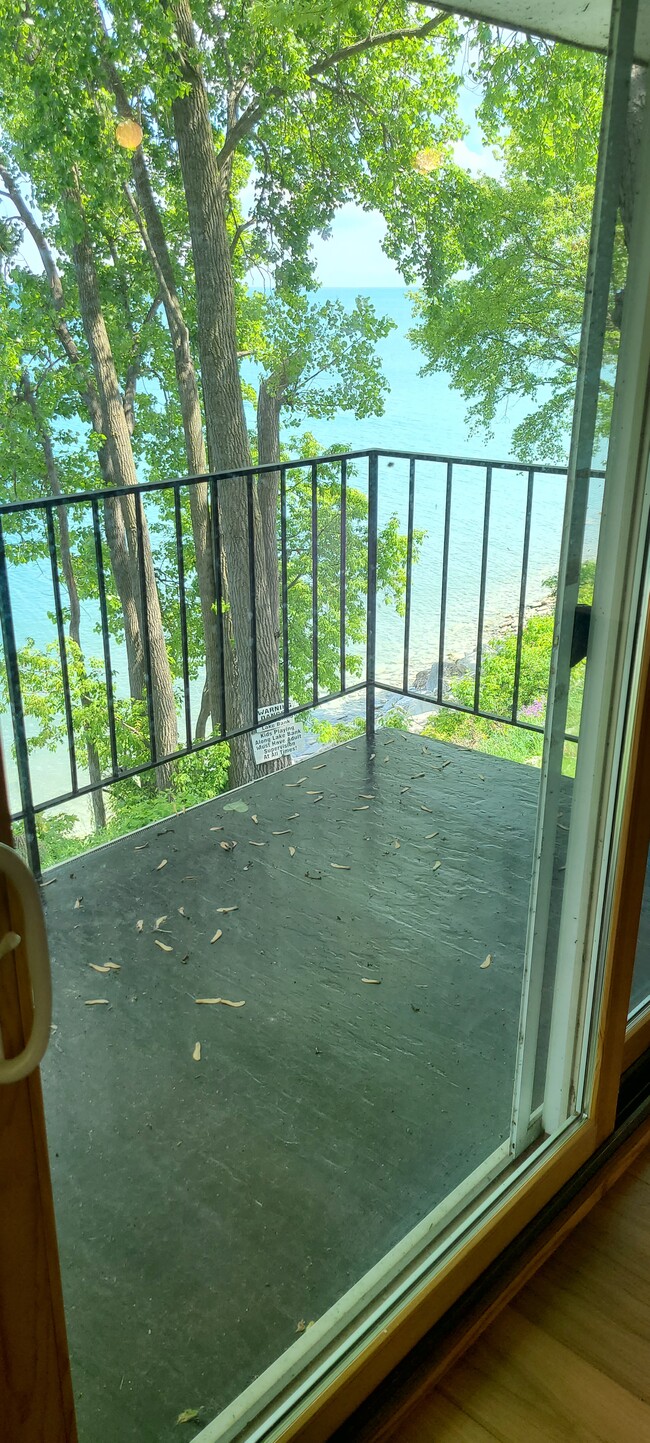 210 balcony - 1073 Sheridan Rd