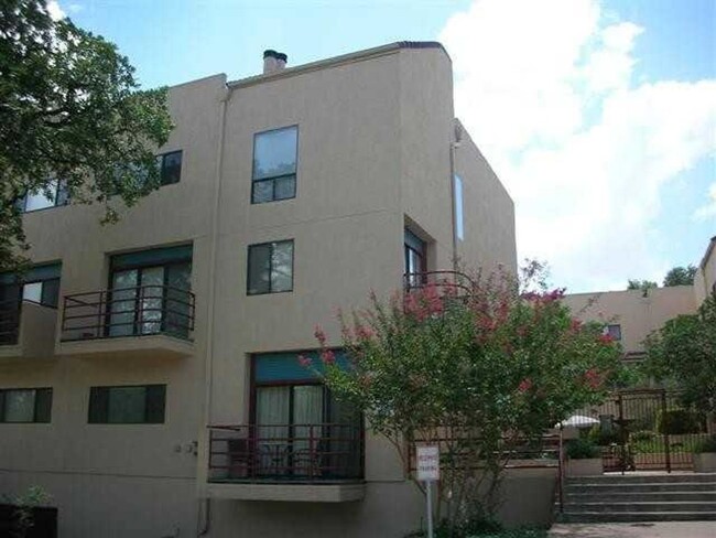 Building Photo - Tarrytown livin'! 2 bedroom 1 bath in hist...