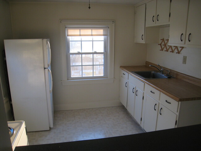 Kitchen - 870 Woodbury Ave