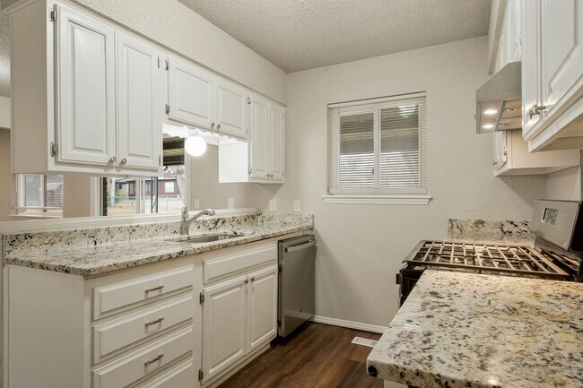 Foto del edificio - Updated 3 Bed 2 bath with 2 car garage!