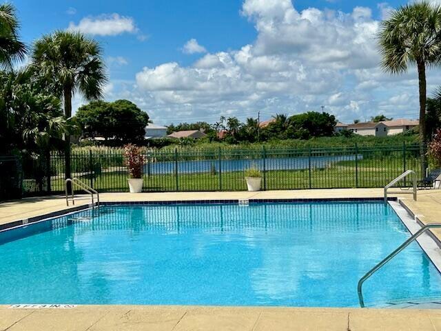 Foto del edificio - 1626 Meadows Cir W