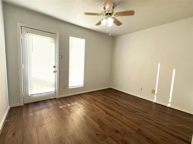 Foto del edificio - 12905 Woodforest Blvd