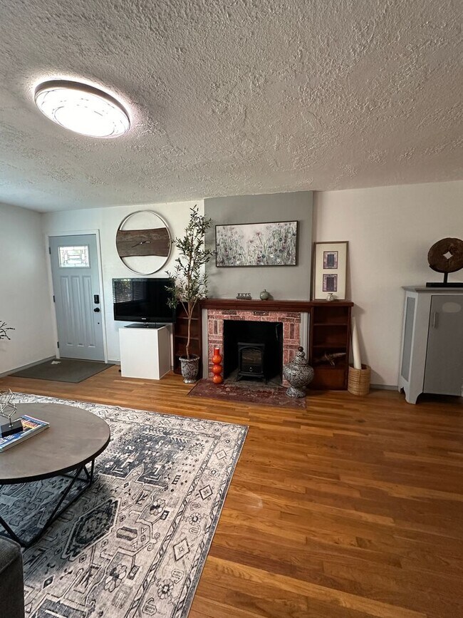Building Photo - Great Home Available now Fully Furnished o...