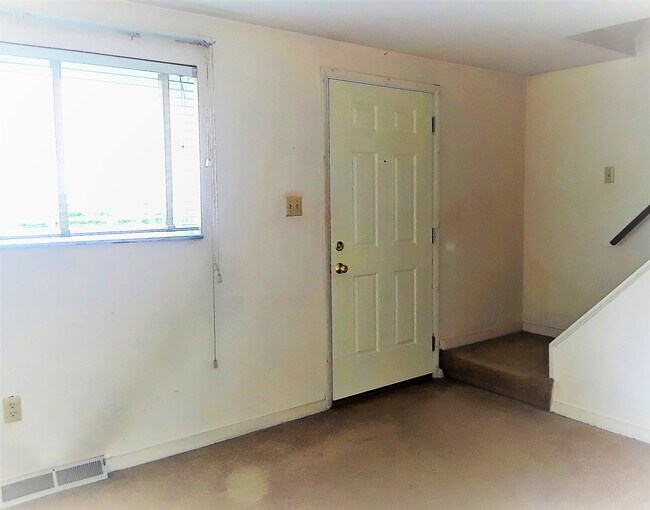 Entrada a la sala de estar - 406 Brierly Ln