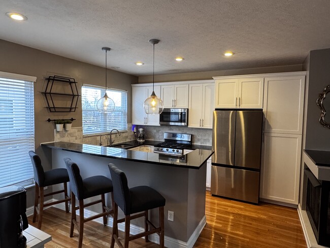 Kitchen with Granite and Stainless Steel appliances + gas stove!l - 1834 Northwest Blvd