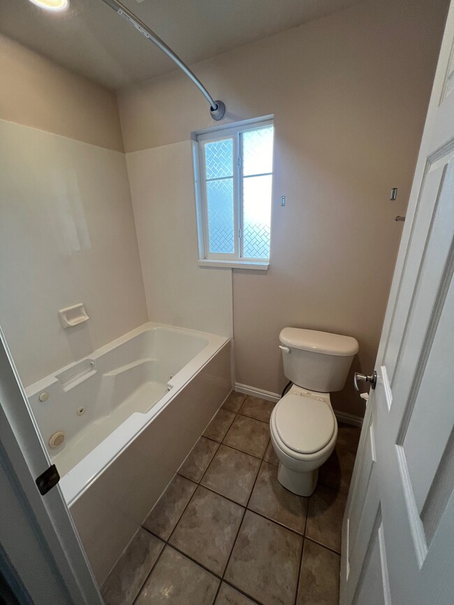 Building Photo - 1305 Alpine Loop