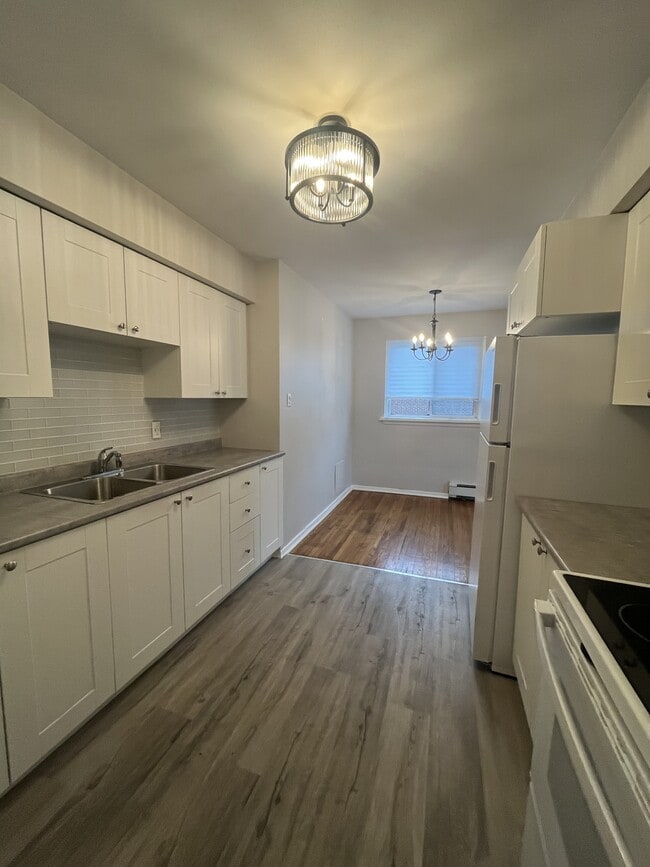 Building Photo - 230 Victoria St N