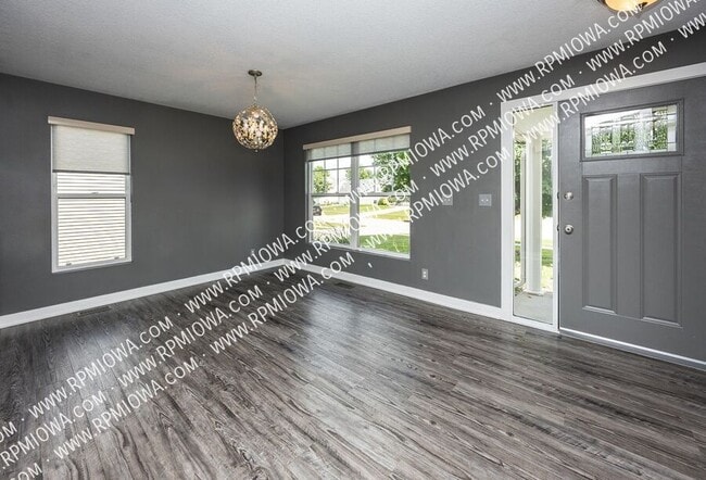 Building Photo - 900 SE Woodbine Dr