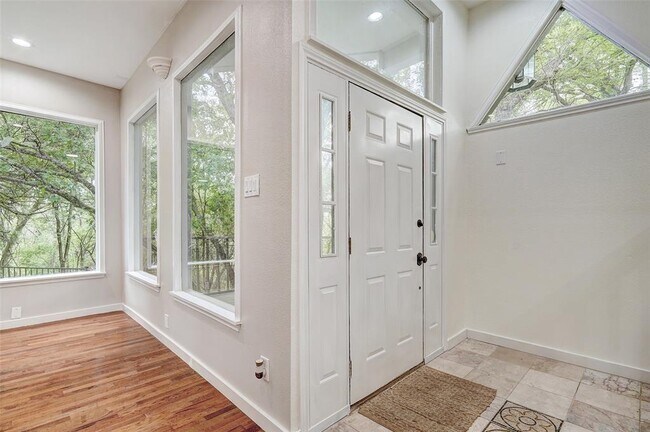 Foto del edificio - 8804 Mountain Ridge Dr