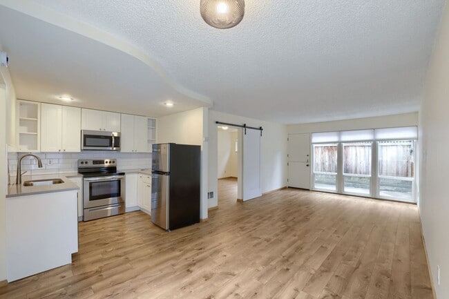 Building Photo - Open-Concept 1 Bedroom with Private Patio in the Heart of Madison Park!