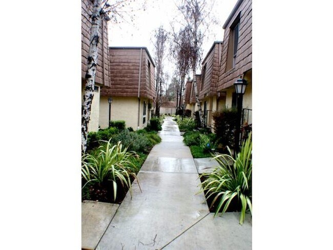Foto del edificio - Light and Bright Two Story Townhome!