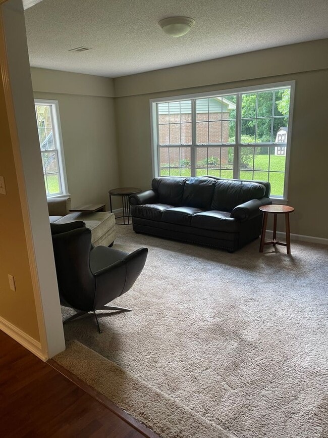 Foto del edificio - 3 bedroom 2 bath house