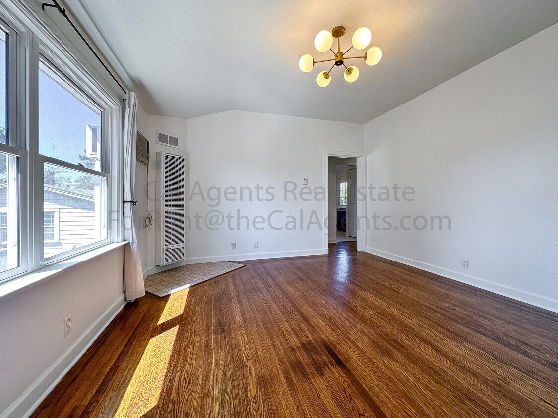 Primary Photo - 2330 Browning St