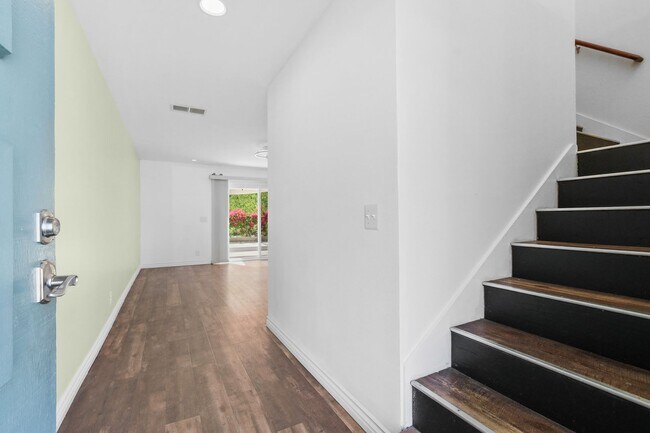 Foto del edificio - Modern 3BR Townhome | Garage + Driveway Parking | Yard | Pool | Pet Friendly | Move-In Ready