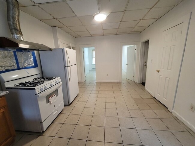 Building Photo - 102 Tyler St