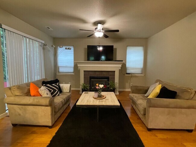 Foto del edificio - Inviting 3 Bed/2.5bath Corner lot