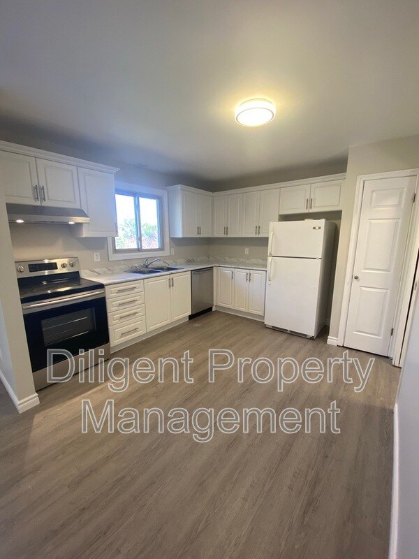 Photo du bâtiment - 1528 Redwood Dr