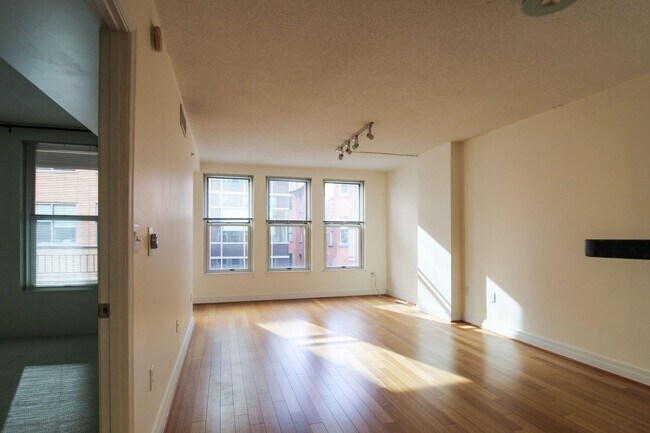 Foto del edificio - Penn Quarter 1BR Condo with Balcony, Garage Parking, Storage, Concierge, and Rooftop Deck.